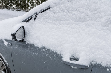 ein Auto ist im Winter dick eingeschneit