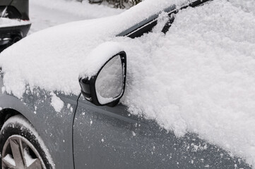 ein Auto ist im Winter dick eingeschneit