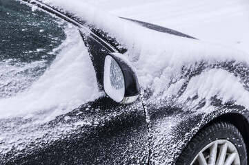 ein Auto ist im Winter dick eingeschneit