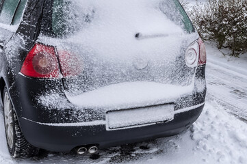 ein Auto ist im Winter dick eingeschneit