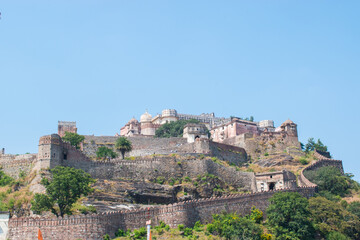 Fototapeta premium Kumbhalgarh fort complex with its iconic long defensive walls stands as a symbol of Rajput architecture and the rich heritage of the Mewar region.