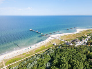 Strand an der Ostsee mit der Seebr&uuml;cke von Wustrow