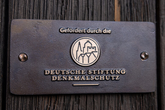 Detailaufnahme einer Metallplakette mit dem Schriftzug &bdquo;Gef&ouml;rdert durch die Deutsche Stiftung Denkmalschutz&ldquo; am Laufertorturm in N&uuml;rnberg.