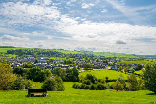 Vue panoramique sur la ville de Kendal au c&oelig;ur du Lake District, collines verdoyantes et campagne anglaise sous un ciel bleu, Cumbria, Royaume-Uni