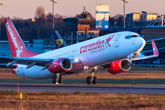 Eine Boeing 737-800 der Fluggesellschaft Corendon Airlines mit der Kennung TC-TJB hebt vom Albrecht-D&uuml;rer-Flughafen N&uuml;rnberg ab.