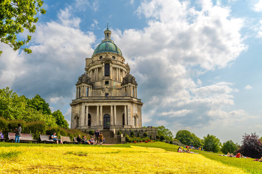 Ashton Memorial dans le parc Williamson &agrave; Lancaster, monument historique surplombant la ville par une journ&eacute;e ensoleill&eacute;e, Angleterre
