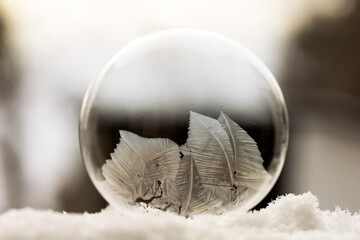 Zimowa impresja, wsch&oacute;d słońca, mr&oacute;z, zamarzająca bańka mydlana na mrozie, tapeta.