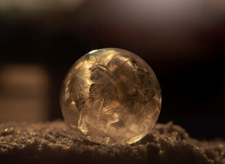 Zimowa impresja, wsch&oacute;d słońca, mr&oacute;z, zamarzająca bańka mydlana na mrozie, tapeta.