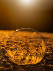 Zimowa impresja, wsch&oacute;d słońca, mr&oacute;z, zamarzająca bańka mydlana na mrozie, tapeta.