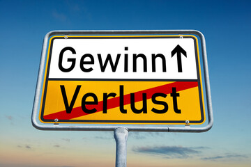 Gewinn statt Verlust – Symbol für Erfolg und wirtschaftliches Wachstum auf Ortsschild