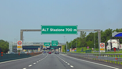 road sign at the end of the highway with directions in italian for toll payment in 700 meters © ChiccoDodiFC