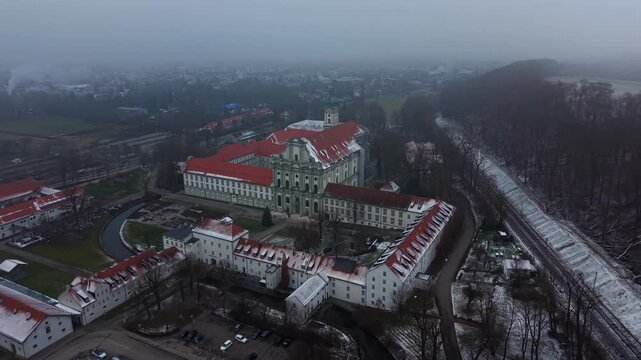 Historisches Baudenkmal: Kloster Fuerstenfeld. Eine neblige Winterlandschaft umgibt die barocke Klosteranlage. Drohnenvideo der Klosterkirche und des Wittelsbacher Erbes in Oberbayern