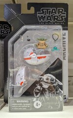 Obraz premium Figura de Grogu (Baby Yoda) de The Mandalorian, en la juguetería Toy Planet en Madrid, España, 9 de enero de 2026