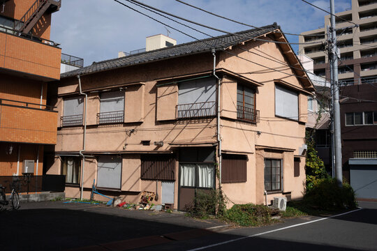 ２階建てのモルタルアパート、老朽化した昭和木造建築の一軒家