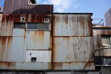 老朽化して錆びた工場、廃墟となった町工場