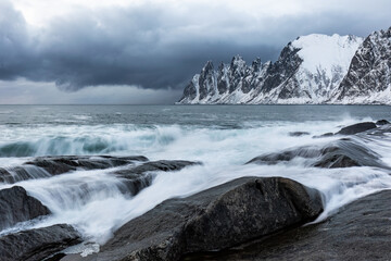 Fototapeta premium Blick von der Tungeneset auf die Teufelszähne Berge auf der Insel Senja in Norwegen im Winter 