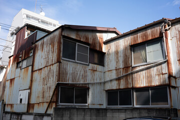 老朽化して錆びた工場、廃墟となった町工場