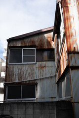 老朽化して錆びた工場、廃墟となった町工場