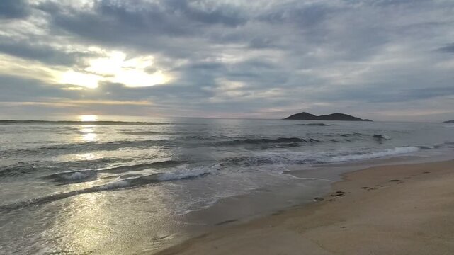 um lindo nascer do sol na praia do Campeche, em Florian&oacute;polis, Estado de Santa Catarina, Brasil.
