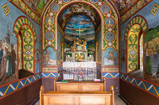 Alte Kappel mit bunter Wand und Deckenmalerei an der Mosel in Erden