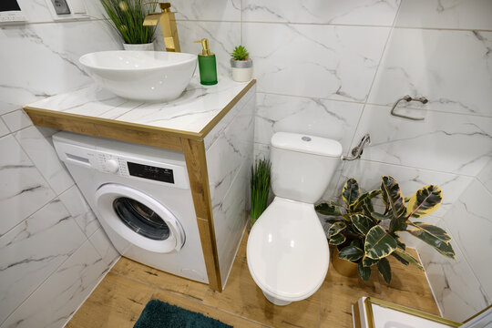 Łazienka w apartamencie z kabiną prysznicową w stonowanych kolorach