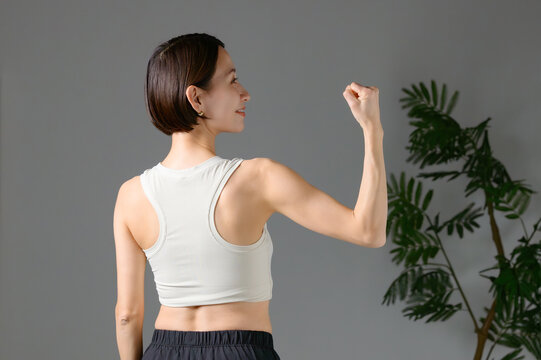 筋トレをする女性の後姿