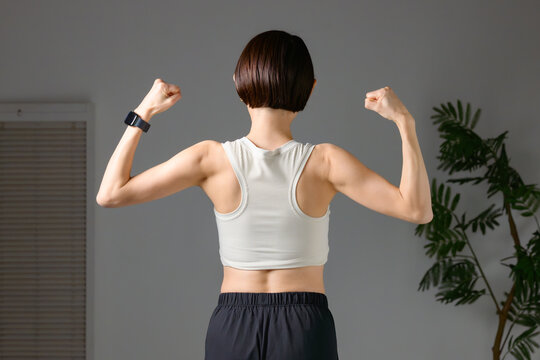 筋トレをする女性の後姿