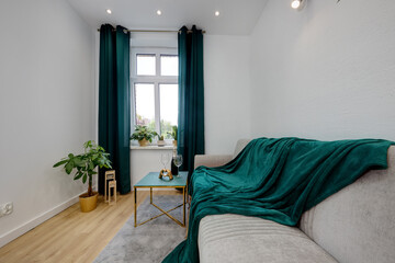 Salon w nowoczesnym apartamencie w zielonej tonacji kolorystycznej © arteffect.pl