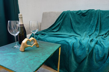 Romantyczny wystój z kieliszkami i winem na stoliku w sypialni © arteffect.pl