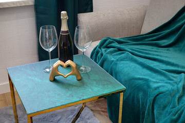 Romantyczny wystój z kieliszkami i winem na stoliku w sypialni © arteffect.pl