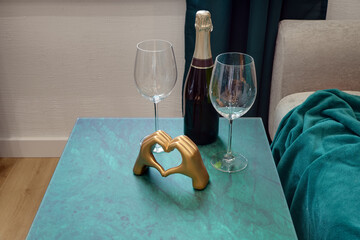 Romantyczny wystój z kieliszkami i winem na stoliku w sypialni © arteffect.pl