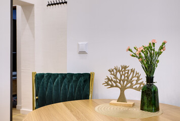 Kuchnia w apartamencie w jasnych kolorach , biel, brązowe fronty szafek, stolik śniadaniowy