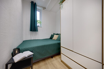 Romantyczne śniadanie do łóżka w sypialni © arteffect.pl