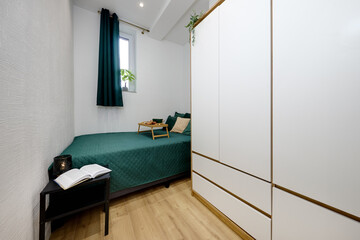 Romantyczne śniadanie do łóżka w sypialni © arteffect.pl