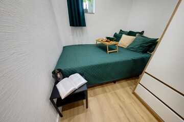 Romantyczne śniadanie do łóżka w sypialni © arteffect.pl