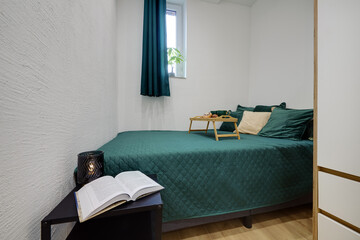 Romantyczne śniadanie do łóżka w sypialni © arteffect.pl