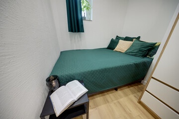 Romantyczne śniadanie do łóżka w sypialni © arteffect.pl