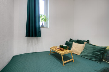 Romantyczne śniadanie do łóżka w sypialni © arteffect.pl