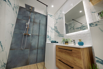 Łazienka w apartamecie z kabiną prysznicową w stonowanych kolorach