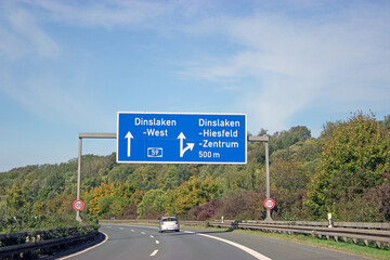 Autobahntafel vor Ausfahrt Dinslaken-Hiesfeld, Dinslaken-Zentrum, Autobahn BAB 59 in Richtung Wesel