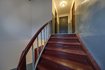 Klatka schodowa ze starymi drewnianymi schodami