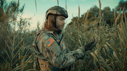 Naklejka premium American soldier with long hair in a forest