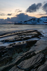 Sonnenuntergang an der K&uuml;ste von Skaland am Bergsfjorden auf der Insel Senja in Norwegen im Winter	