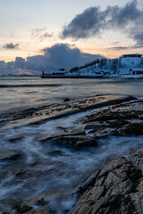 Sonnenuntergang an der K&uuml;ste von Skaland am Bergsfjorden auf der Insel Senja in Norwegen im Winter	