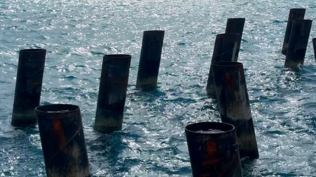 Steel pilars and fabrication of a concrete mold for the anchorage of ships, and docks