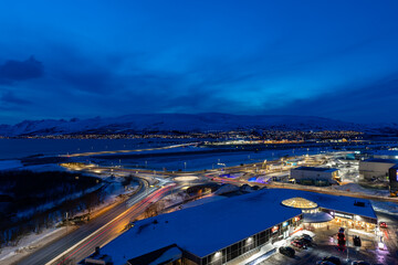 Blaue Stunde und arktische Nacht über dem Flughafen von Tromsø in Norwegen im Winter © dusktilldawn