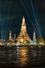 Naklejka premium The temple of Wat Arun, bangkok at night