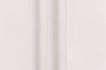 Minimalistyczne, jasne tło w odcieniach bieli i kremu z delikatnymi pionowymi liniami, idealne...