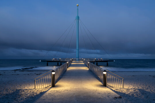 Abendaufnahme der Seebr&uuml;cke "Hohwachter Flunder" am Strand von Hohwacht, deutsche Ostseek&uuml;st