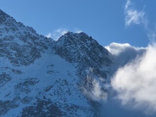 Tatry Wysokie - Polska - górskie szczyty zimą w promieniach słońca © Konrad